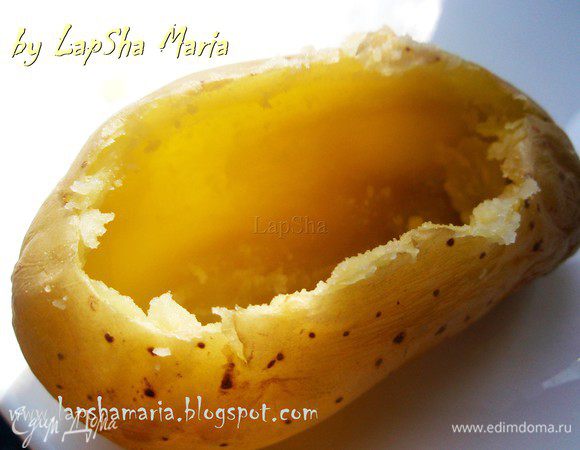 Первым делом надо запечь картофель. Это можно сделать в духовке, упаковав его в фольгу и отправив туда на минут 50-60 или в свч, проткнув его слегка и запекая 4-5 минут. Тут зависит от вашего времени. Если оно есть, то конечно лучше запечь в духовке, так, конечно вкуснее. Но если времени нет - не беда, микроволновка выручит всегда) Почти слоган получился) У готового картофеля надо срезать немного сверху и достать всю сердцевинку, оставив тонкие стенки. Хорошенько посолить картофель изнутри.    