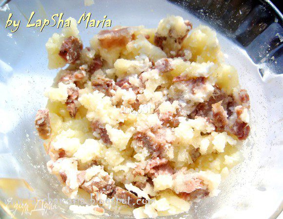 В мисочке смешать половину вынутой мякоти картофеля, говядину, 2/3 натертого сыра и ч.л. брынзы. Хорошо все помять вилкой, чтобы получилось однородная масса. Попробуйте начинку, поскольку брынза соленая, то солить возможно не придется, но если вам мало посолите начинку. 