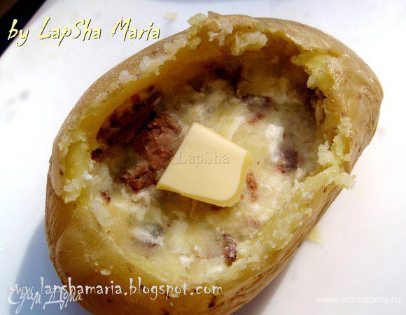 Наполнить картофель на 2/3 начинкой, положить маленький кубик сливочного масла, оно сделать картофель намного сочнее и вкуснее.