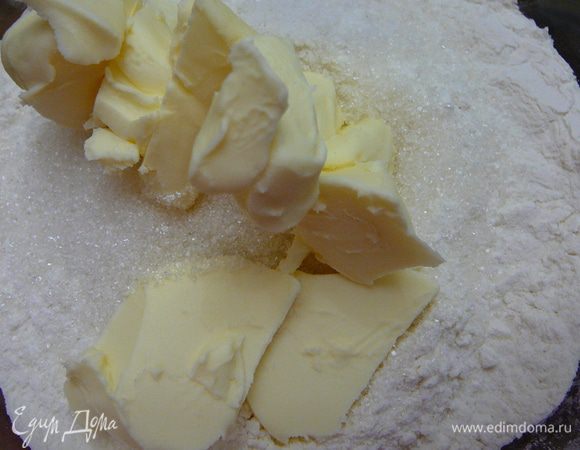 Муку просеять в миску.Добавить к муке сахар,соль,сливочное масло холодное,порезанное кусочками.