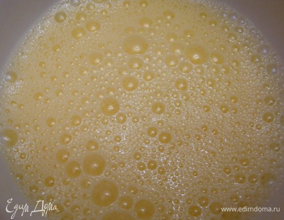 яйцо взбить с холодной водой 