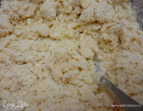 Влить в крошку и перемешать вилкой.