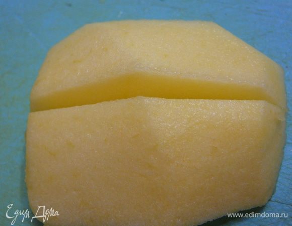 Нарезать на четверти.Четверть разрезать вдоль на половины.