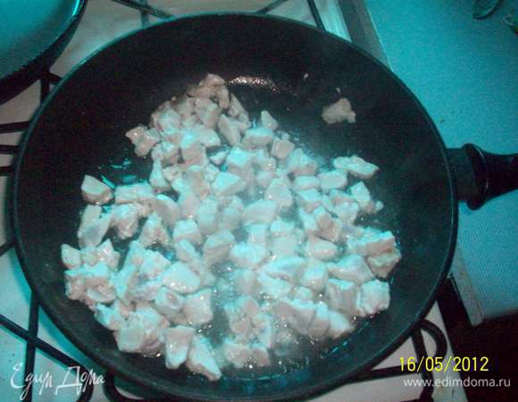 Нарезаем грудку небольшими кусочками и обжариваем в течение 5-7 минут.
 
