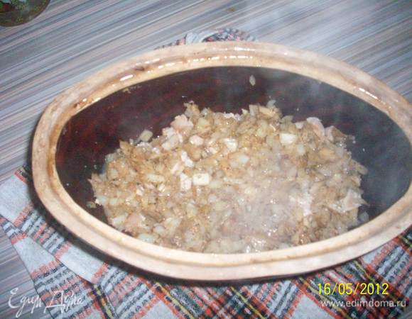 грудку и грибы с луком укладываем в сотейник