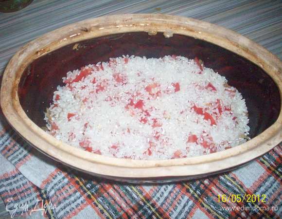 Все это засыпаем рисом, солим, приправляем щепоткой базилика и куркумой на кончике ножа