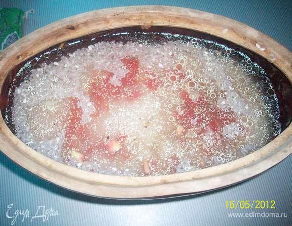 Заливаем воду так, чтобы рис был покрыт слоем высотой в палец. Отправляем горшочки в духовку (холодную, постепенно прогреваем до 180 град.) примерно на час. 