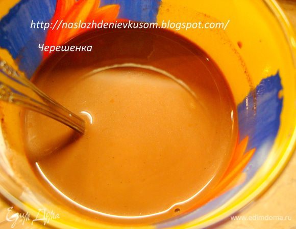 Для начала сделаем горячее какао… Для этого в горячем молоке разведем сахар и какао-порошек, добавим ром (очень мне хотелось добавить, но детки…), ванилин и корицу… Довести до кипения и снять с огня…