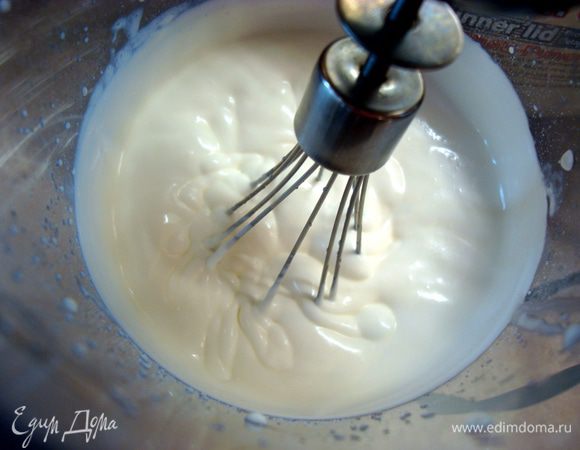 Пока какао остывает… Взбиваем сливки с сахарной пудрой… Я сладкое не очень люблю, поэтому обошлась 2/3 стакана пудры, если вы сладкоежка, то берите целый стакан)))