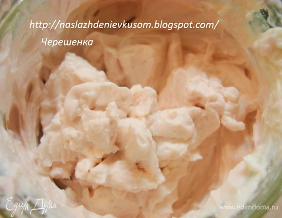 Добавляем маскарпоне и сначала аккуратно перемешиваем вилкой, а уже затем, когда масса станет однородной можно взбить на маленьких оборотах миксера… Продолжая взбивать, добавить сироп или ликер (на ваше усмотрение, я люблю Бейлис добавлять)…