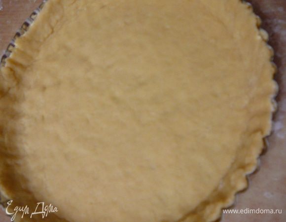 Тесто достать из холодильника,раскатать на слегка присыпанной мукой поверхности,перенести тесто в форму с помощью скалки,сформировать бортики.