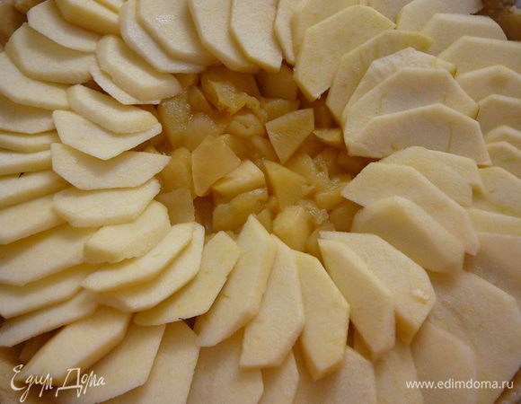 Яблоки для начинки №2 очистить от кожуры и семян.Тонко нарезать дольками и выложить на начинку №1.   