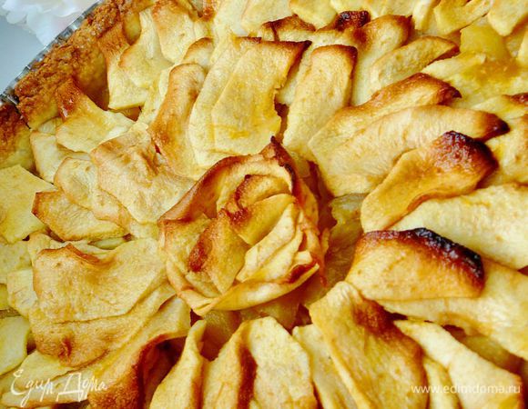 Нарезать сверху маленькими кусочками сливочное масло.Поставить запекаться в заранее разогретую до 180градусов духовку на 45-50минут.Абрикосовый джем развести с водой,нагреть в микроволновой печи,затем как только пирог будет готов смазать разведенным абрикосовым джемом с помощью кисточки,дать остыть и можно подавать.Приятного аппетита.