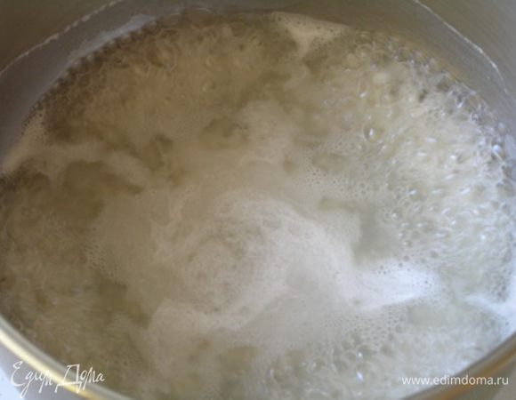 Отварить рис в подсоленой воде до готовности.