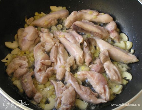 Добавить куриное филе, нарезанное небольшими полосками, жарить около 5 минут, периодически помешивая. 