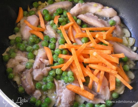 Затем добавить горошек (не размораживая) и морковь, нарезанную соломкой,