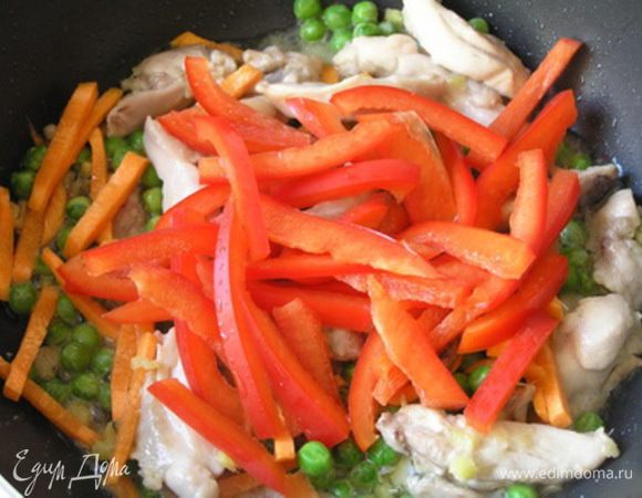 через минуту - перец, нарезанный соломкой.  
