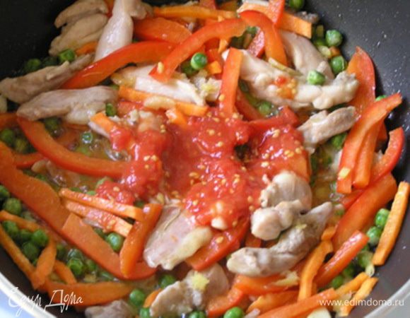 Следом измельченный помидор (без кожицы). Жарить 3-5 минут, периодически помешивая.