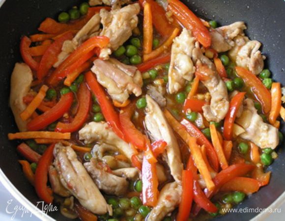 Влить соевый соус и лимонный сок, посыпать коричневым сахаром. Жарить еще около 3-5 минут, периодически помешивая. 