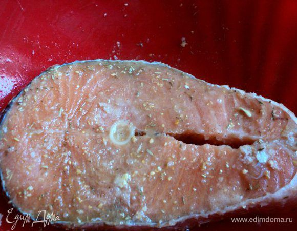 Стейк семги  посыпать специями для рыбы, полить лимонным соком и соевым соусом. Мариновать 10-15мин.