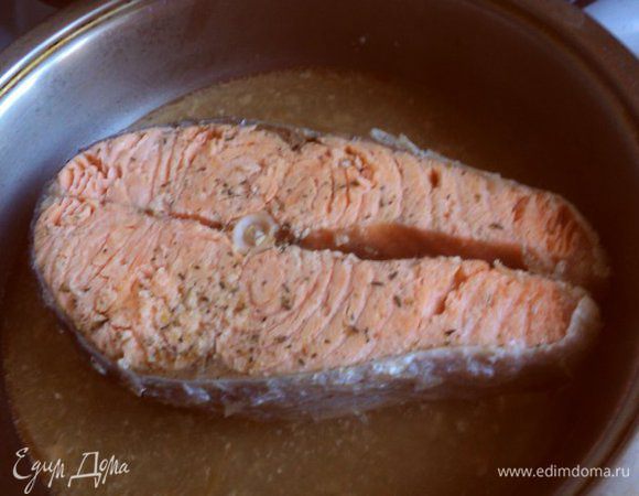 Припустить семгу на сковороде в небольшом количестве воды по 5 мин с двух сторон. Выложить на тарелку, охладить и разделать на небольшие кусочки.