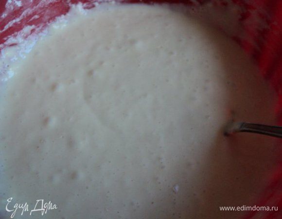 Яйца взбить с солью в пышную массу, добавить сметану, муку и разрыхлитель теста. Консистенция теста получается как на оладьи.