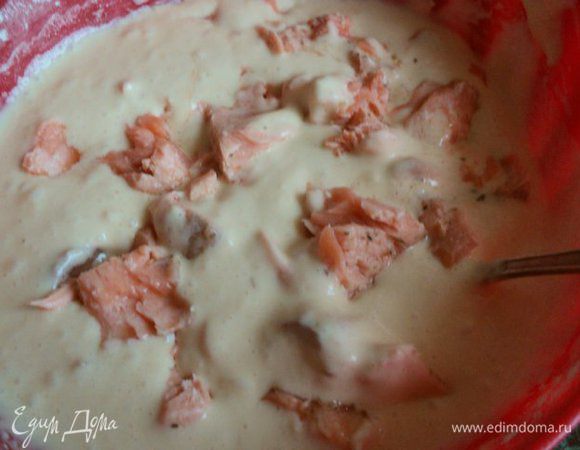 Добавить кусочки семги, осторожно перемешать.