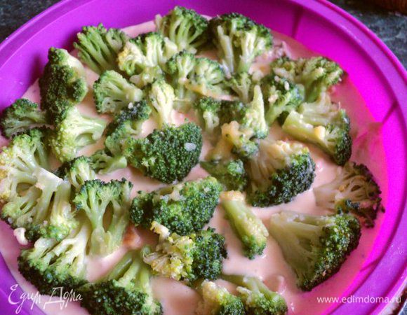 В форму ( у меня силиконовая) выложить половину теста, сверху разложить соцветия брокколи.