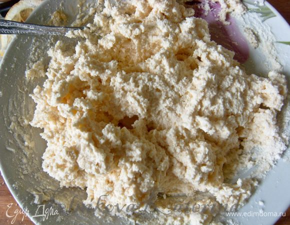 Сперва приготовить творожные шарики. Растереть творог с сахаром, добавить крахмал, яйцо, кокосовую стружку, ванильный сахар и тщательно все перемешать.