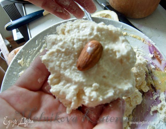 Я решила сделать шарики с орешком внутри. Мокрыми руками нужно сформировать либо просто небольшой шарик, размером чуть больше грецкого ореха, либо сделать лепешку, положить в серединку орешек и скатать в шарик.