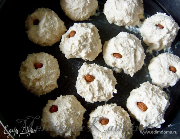 Форму для запекания смазать сливочным маслом, выложить творожные шарики. У меня орешков оказалось больше, я еще дополнительно добавила их к шарикам :)