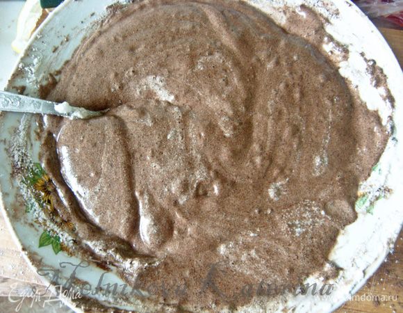 Приготовить тесто для шоколадной основы. Для этого отделить желтки от белков. Растереть желтки с сахаром (30 гр.), добавить муку, какао, разрыхлитель. Тем временем взбить белки в пену, затем добавляя по чайной ложке сахар (30 гр.) взбивать до крепких пиков. После этого, добавляя по частям белки к тесту, тщательно все перемешать до однородной консистенции.