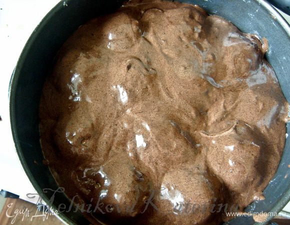 Залить шоколадной массой творожные шарики.