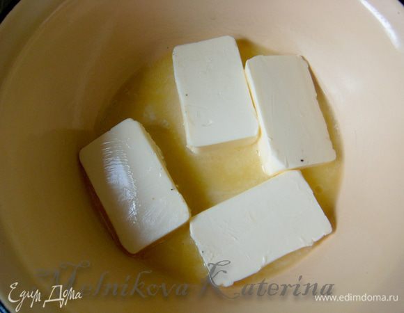 Тем временем приготовить шоколадную глазурь. Для этого на водяной бане растопить сливочное масло.