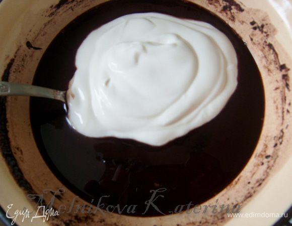 Добавить к маслу какао и сахар, помешивать, пока сахар не растворится. Затем добавить сметану и тщательно все перемешать.