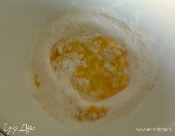 смешать в миске сухие ингредиенты,добавить к ним яйцо и постепенно вводим теплое молоко