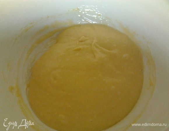 хорошо перемешать.Теперь добавляем растительное масло и очень тщательно перемешиваем до однородного состояния.Должна получиться блестящая эластичная масса как на оладьи