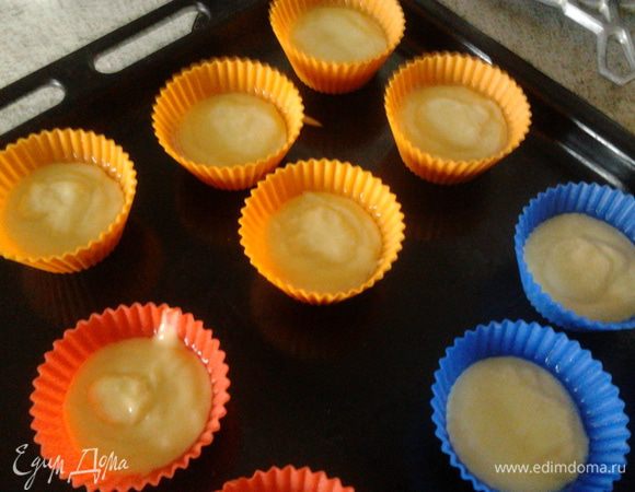 разливаем наше тесто по формочкам смазав их маслом(у меня силиконовые я не смазывала)сверху посыпать кунжутом