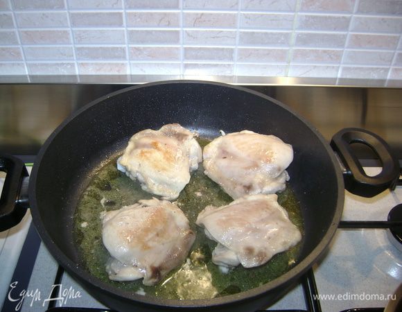 Разрежьте курицу на куски (при использовании куриных голеней или бедер не нужно). Хорошо промыть под водой, промокнуть  бумажным полотенцем .
В  кастрюлю  с широким  дном налить оливковое масло, положить   курицу и обжарить  с обеих сторон в течение нескольких минут, пока кожа не станет золотистой.Если вы решили снять кожу перед приготовлением (что делает курицy немного "легче"), вы можете пропустить этот этап.