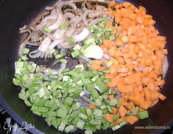 Достать курицу и обжарить нарезанный полукольцами лук.Головку чеснока немного раздавить и положить целиком (для аромата).Также добавить очищенные и мелко порезанные кубиками морковь и сельдерей. 