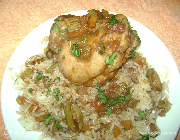 Возьмите небольшую кастрюльку,налейте воду и поставьте на огонь. Как только вода закипит,всыпать рис(предварительно слив воду с риса),посолить и влить масло.                           Как только вода опять закипит,приубавить огонь,накрыть крышкой,оставив маленкую дырочку (чтоб пар выходил ) и варить 10 минут.                              Через 10 минут выключить ,хорошо накрыть крышкой и дать постоять еще 10 минут.                           Подавать как гарнир к мясу,или как мне больше нравится, перемешать с подливой.                       Надеюсь и вам понравится. Приятного  аппетита !