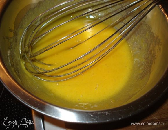 Молоко и 50 мл сливок довести до кипения,снять с огня,пропустисть через сито.Отдельно растереть желтки с 85 г сахара.
100 мл сливок взбить.