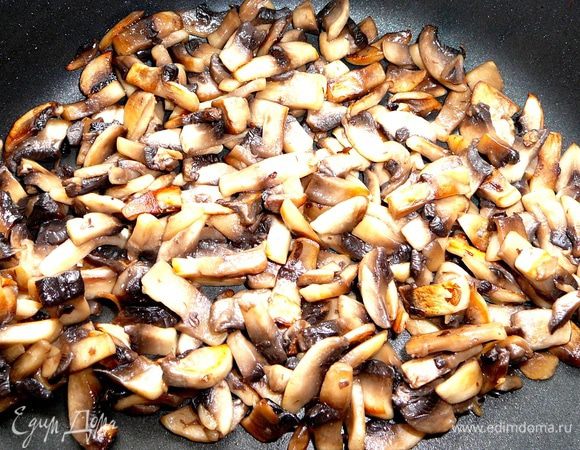 Грибы порубить и на сковороде выпарить с них жидкость.