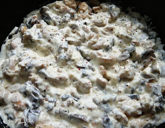 Соединить курицу, грибы и сырно-сметанный соус. Добавить специи по вкусу.