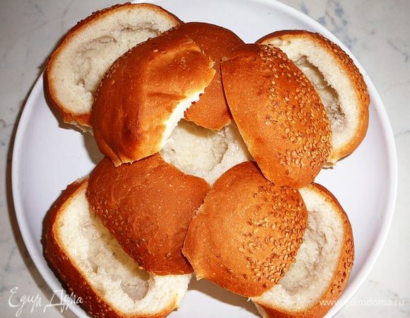 С булочек острым ножом срезать шапочки и аккуратно удалить мякиш.