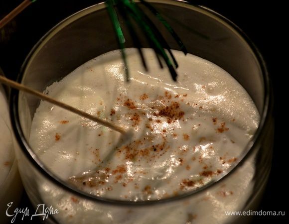 Смешать бренди,молоко,ванилин, сахар, мороженое в блендаре.
Вылить в бокалы и сверху присыпать мускат.орехом.