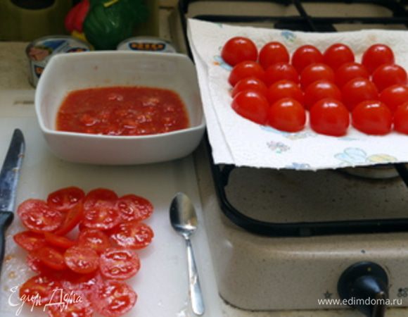 Помидорчики помыть и срезать верх (шляпки).

Кофейной ложечкой вычистить серединку у помидорчиков.

Перевернуть пустые помидорчики на тарелку,накрытую салфеткой, и дать стечь всей жидкости.