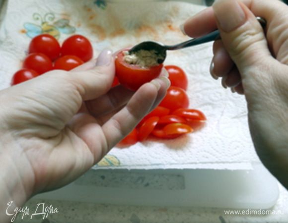 Полученной массой наполнить помидорчики, используя ту же кофейную ложечку.
