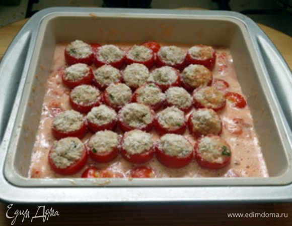 Серединки помидочиков размять погружным блендером. Если помидорчики сладкие, влить вино. Если кисловатые – воды (можно добавить сахар по вкусу). Посолить, поперчить полученный соус.

Нафаршированные помидорчики поместить в форму для духовки. Выложить срезанный с помидорчиков верх (шляпки) и залить полученным соусом, который должен доходить до середины помидорчиков (не выше). Присыпать помидорчики смесью панировочных сухарей и сыра. Выпекать в разогретой до 190° духовке 15 минут.
