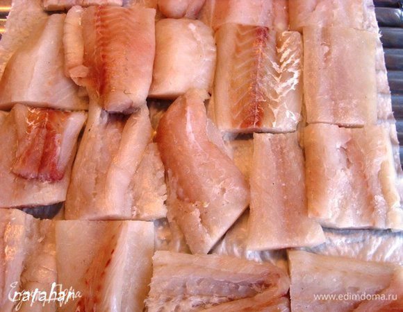 Филе рыбы помыть, обсушить и порезать на 5-6 кусочков. Выложить кусочки рыбы на бумажное полотенце для удаления лишней влаги.